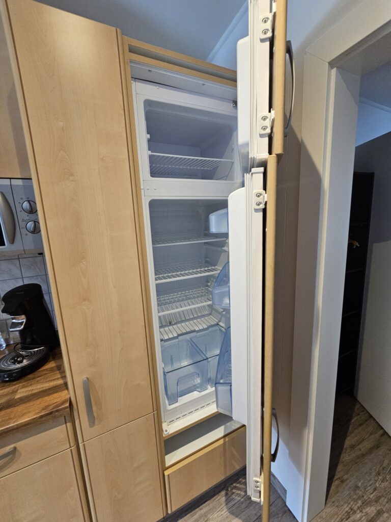 Geöffneter Kühlschrank mit Gefrierfach
