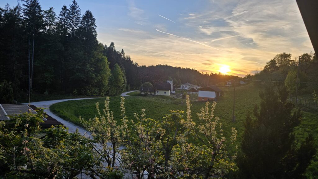 Sonnenuntergang über der Landschaft rund um das Landquartier Moik